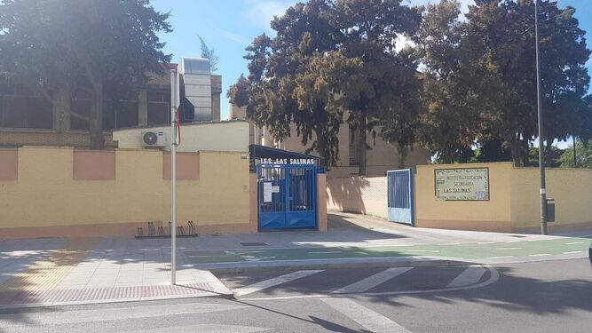 Entrada del instituto Las Salinas de San Fernando.