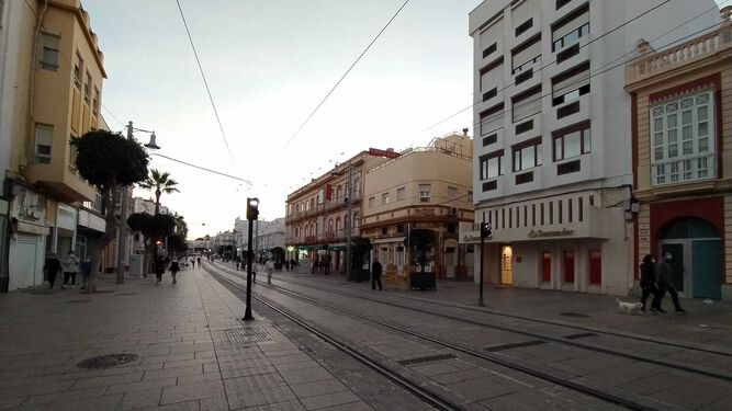La calle Real, con la hostelería y los comercios cerrados a partir de las seis de la tarde.