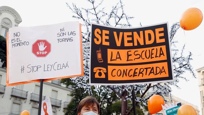 Miembros de la plataforma ‘Más plurales’ protestando el pasado viernes en Madrid frente al Congreso.
