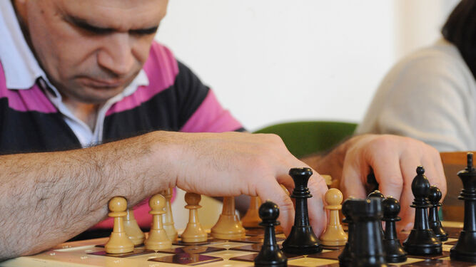Un jugador ciego, al frente del tablero de ajedrez.