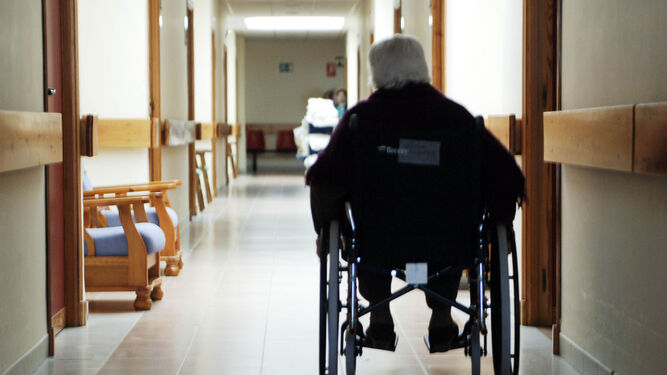 Un anciano en una silla de ruedas