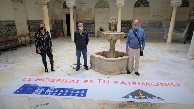 Miembros de la asociación Betilo, junto a la pancarta reivindicativa para recuperar el antiguo Hospital Municipal.