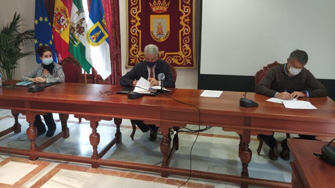 Un momento de la firma del acuerdo entre el Ayuntamiento de Chipiona y el instituto Salmedina.