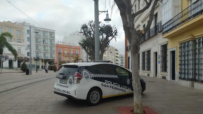 Un vehículo de la Policía Local, de servicio en pleno centro de San Fernando.