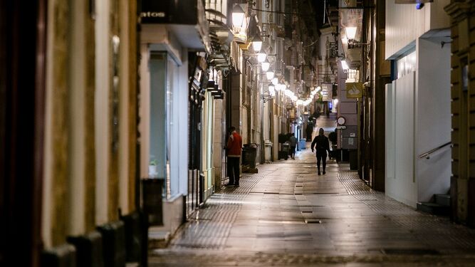 Una calle de Cádiz, vacía en una noche de pandemia.