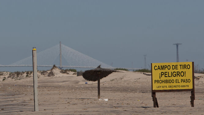 Límite de la playa de  Camposoto  que marca el comienzo de la zona militar.