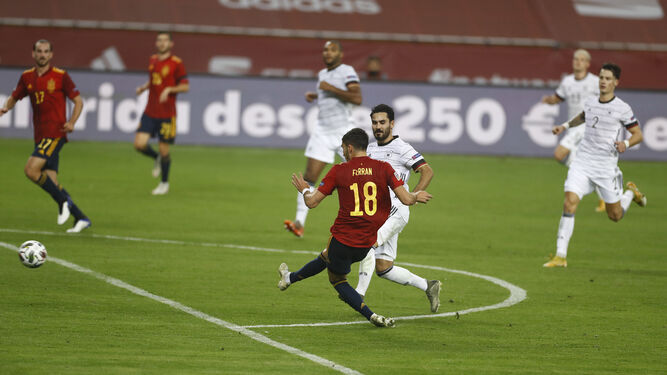 Ferran Torres golpea el balón con precisión para anotar el quinto gol.