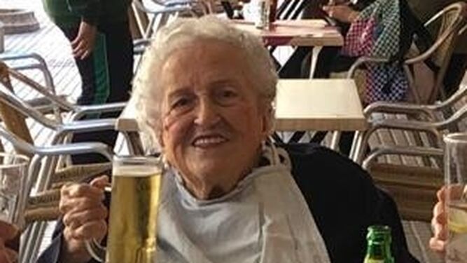 La homenajeada Eloísa Morales Ferrer, durante el brindis en la celebración de los 101 cumpleaños.