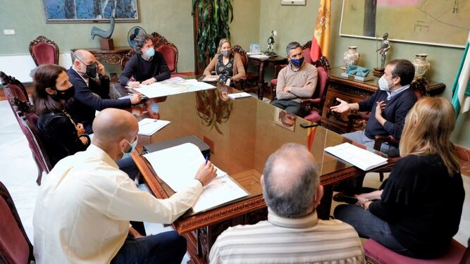 La reunión celebrada en el Palacio Municipal Castillo de Luna.