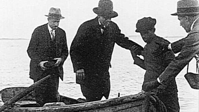 Manuel de Falla desembarcando en el islote de Sancti Petri en diciembre de 1930.