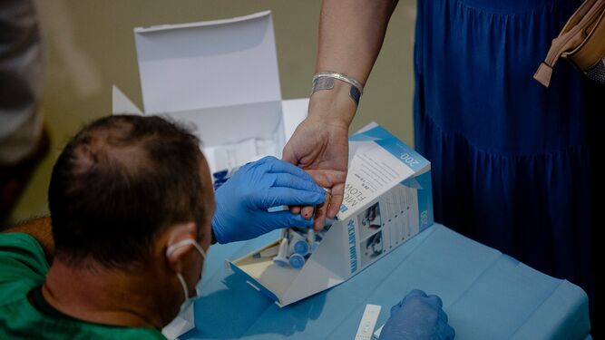 Una prueba de test rápido de coronavirus en Cádiz.
