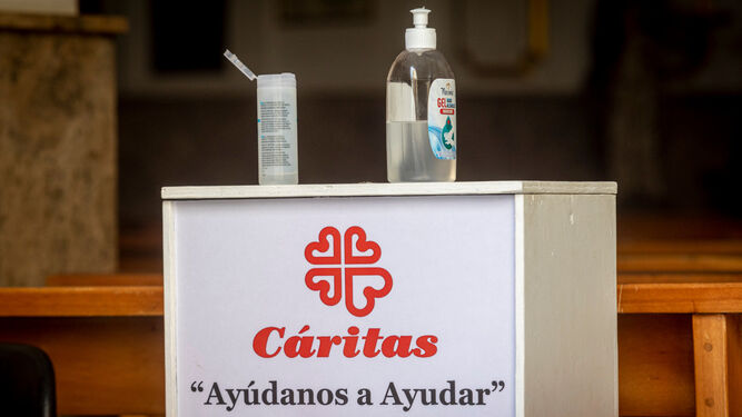 Un cartel pidiendo ayuda para Cáritas en estos meses de epidemia.