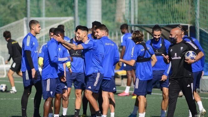 Los jugadores del Cádiz B, durante una sesión de trabajo de esta semana.
