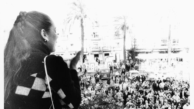 Isabel Pantoja saluda desde el balcón del Ayuntamiento de Cádiz.