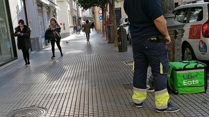 Un repartidor de Uber en Cádiz.