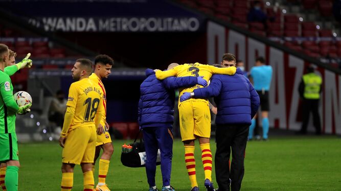 Piqué se retira tras caer lesionado en el Wanda Metropolitano.