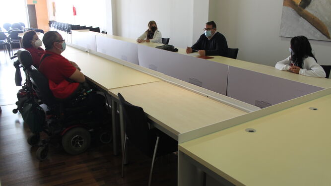 Lolo Picardo en una reunión con colectivos vinculados a la discapacidad.