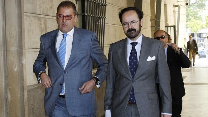 El empresario José María Sayago, con su abogado, Juan Carlos Alférez, en los juzgados de Sevilla.