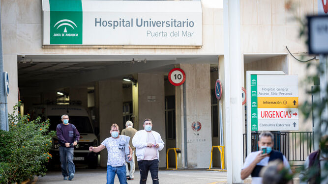 Una de las entradas del Hospital Puerta del Mar.