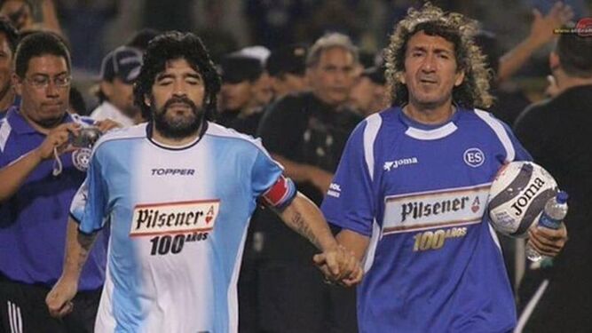 Maradona y Mágico, de la mano en un partido de 'viejas glorias'.