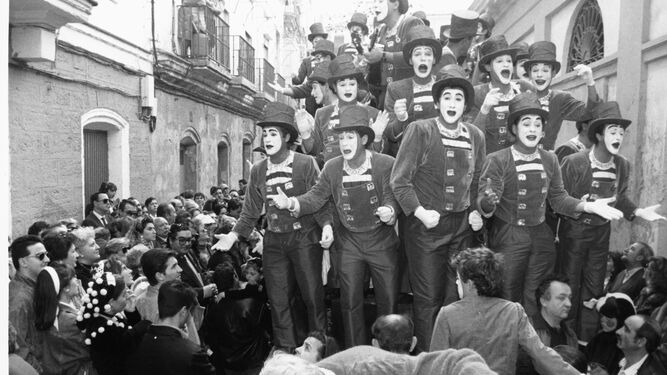El coro 'Tutilimundi' en su batea en un carrusel del Carnaval 1992.