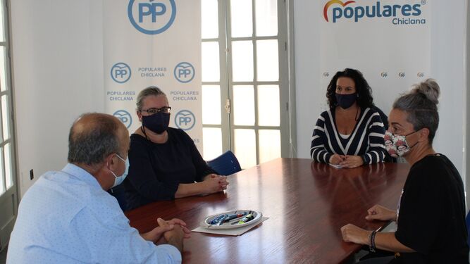 Reunión recientemente mantenida entre representantes de la Flampa y del PP en la ciudad.