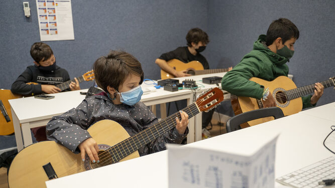 Jóvenes uno de los curso de iniciación a la música en las instalaciones de IslaMúsica.