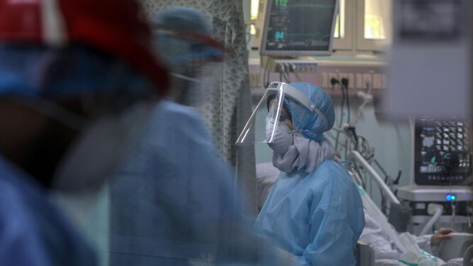 Sanitarios atienden a un paciente de Covid.