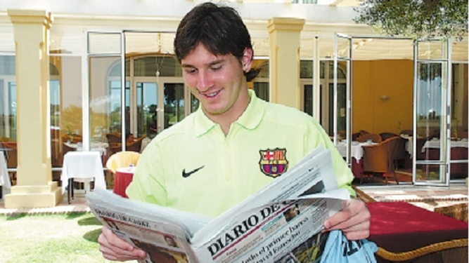 Agosto de 2005: Leo Messi lee 'Diario de Cádiz' en el Hotel Montecastillo.