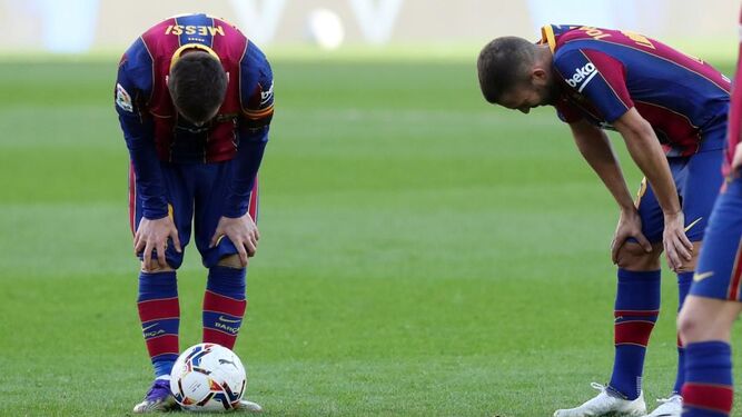 Messi clava su mirada en el balón antes del lanzamiento de una falta.