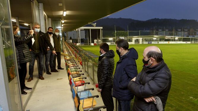 Visita de los técnicos de la RFEF al campo de A Senra, donde jugará el Cádiz.