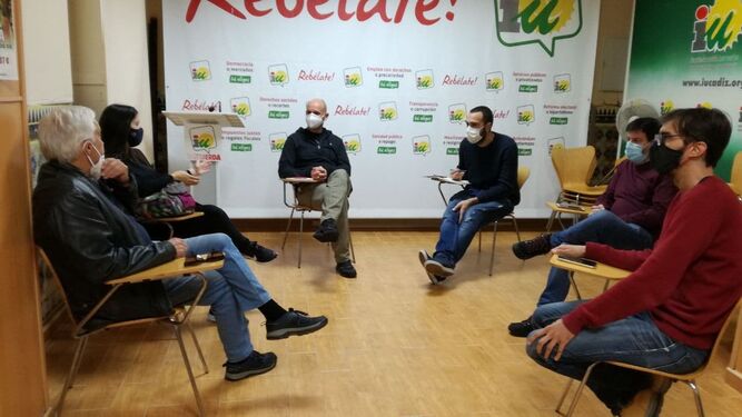 Imagen mantenido en la sede de IU con los responsables sindicales del comité de empresa de LTK Cádiz.