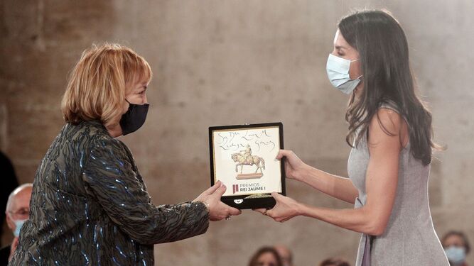 Laura Lechuga recibiendo el Premio Jaume I de manos de la Reina Leticia.