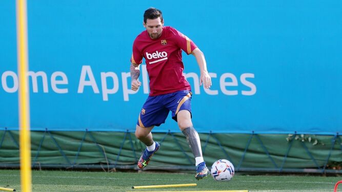 Messi, con el balón en un entrenamiento.