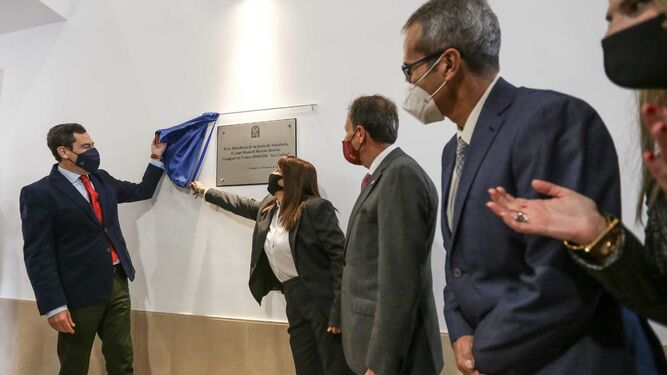 Juanma Moreno descubre en Chiclana la placa de nuevo centro de Asociación Daño Cerebral Adquirido de Cádiz