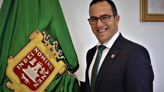 Manuel Flor, en su despacho, junto a la bandera del municipio.
