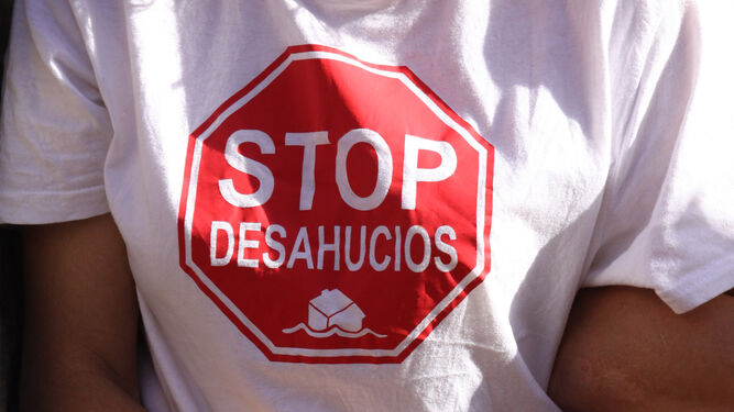 Una camisa de protesta contra los desahucios.