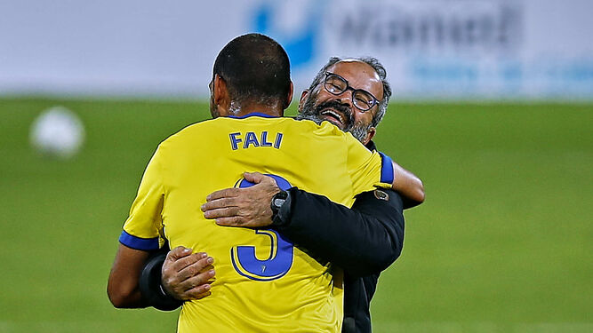 Álvaro Cervera se abraza a Fali al finalizar el encuentro.