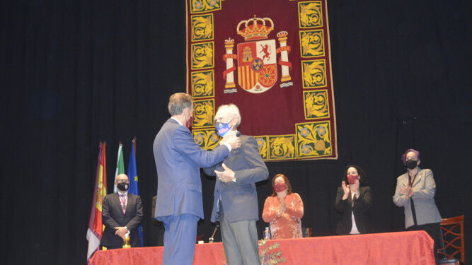 El alcalde de Chiclana, entregando la Insignia de Oro a Guillermo Martínez Massanet.