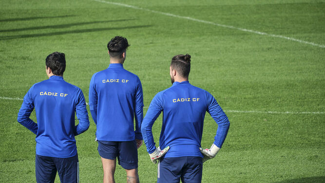 Tres jugadores del Cádiz en el entrenamiento del miércoles.