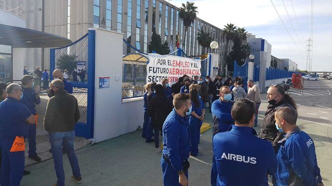 Concentración de trabajadores de Airbus Puerto Real convocada por UGT y CGT el pasado mes de diciembre.