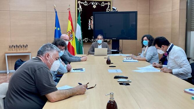 Reunión del subdelegado del Gobierno en Cádiz, José Pacheco, con miembros del comité de Navantia Puerto Real.