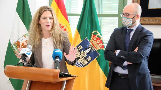 La delegada del gobierno andaluz, Ana Mestre, junto al alcalde portuense.