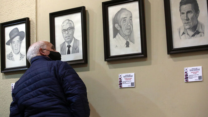 Un hombre observa algunos de los retratos que se exponen en el Museo de Cádiz.