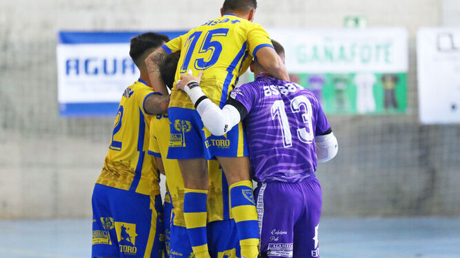 Jugadores del Cádiz Virgili celebran un gol.