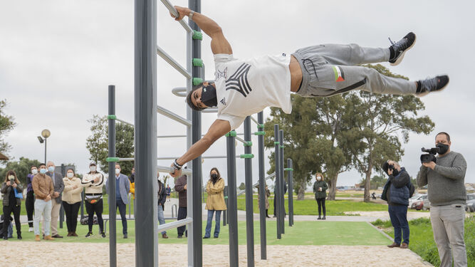 Una persona realiza ejercicios en el nuevo parque de calistenia de La Casería.