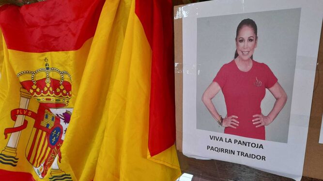 "Viva la Pantoja. Paquirrín traidor", en apoyo a la artista.