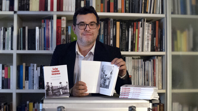 José Antonio Tejero, posando con los ejemplares del libro que presentará el próximo viernes.