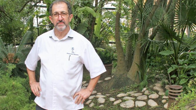 Fernando Córdoba, en el jardín de su restaurante El Faro de El Puerto.