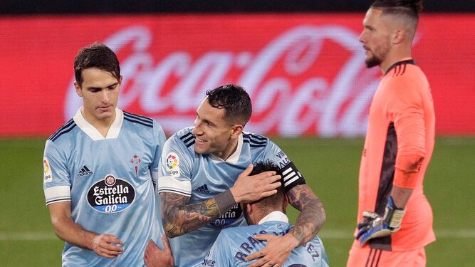 Denis Suárez y Hugo Mallo felicitan a Brais Méndez, autor del 4-0, ante un decepcionado Conan Ledesma.